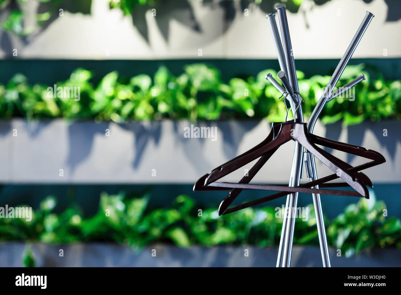 Supporto metallico con vuoto gruccia per abiti in Cafe interior Foto Stock