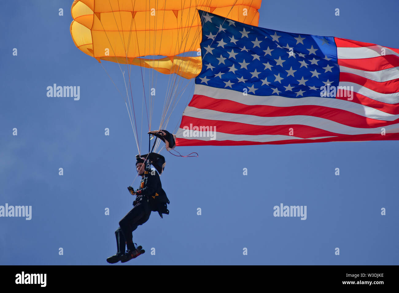 Un U.S. Parachutist esercito con il Golden Knights parachute team si avvicina il suo atterraggio Luglio 13, 2019, presso la "Missione oltre Malmstrom" evento open house su Malmstrom Air Force Base, Mont. La dimostrazione e la concorrenza team consiste di 24 membri che hanno il compito di eseguire in occasione di manifestazioni in tutto il paese mostrare le loro abilità. La manifestazione di due giorni, in primo piano le esibizioni di antenna di squadre di dimostrazione, cavalcavia, visite guidate e mostra statica. (U.S. Air Force foto di Devin Doskey) Foto Stock