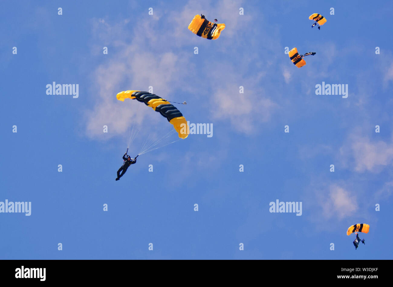 Gli Stati Uniti Esercito Golden Knights parachute team effettuano Luglio 13, 2019, presso la "Missione oltre Malmstrom" evento open house su Malmstrom Air Force Base, Mont. La dimostrazione e la concorrenza team consiste di 24 membri che viaggiano intorno agli Stati Uniti, effettuando in corrispondenza di vari eventi. La manifestazione di due giorni, in primo piano le esibizioni di antenna di squadre di dimostrazione, cavalcavia, visite guidate e mostra statica. (U.S. Air Force foto di Devin Doskey) Foto Stock