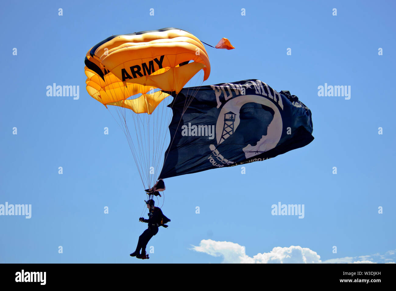 Un U.S. Parachutist esercito con il Golden Knights parachute team si avvicina il suo atterraggio Luglio 13, 2019, presso la "Missione oltre Malmstrom" evento open house su Malmstrom Air Force Base, Mont. La dimostrazione e la concorrenza team consiste di 24 membri che hanno il compito di eseguire in occasione di manifestazioni in tutto il paese mostrare le loro abilità. La manifestazione di due giorni, in primo piano le esibizioni di antenna di squadre di dimostrazione, cavalcavia, visite guidate e mostra statica. (U.S. Air Force foto di Devin Doskey) Foto Stock