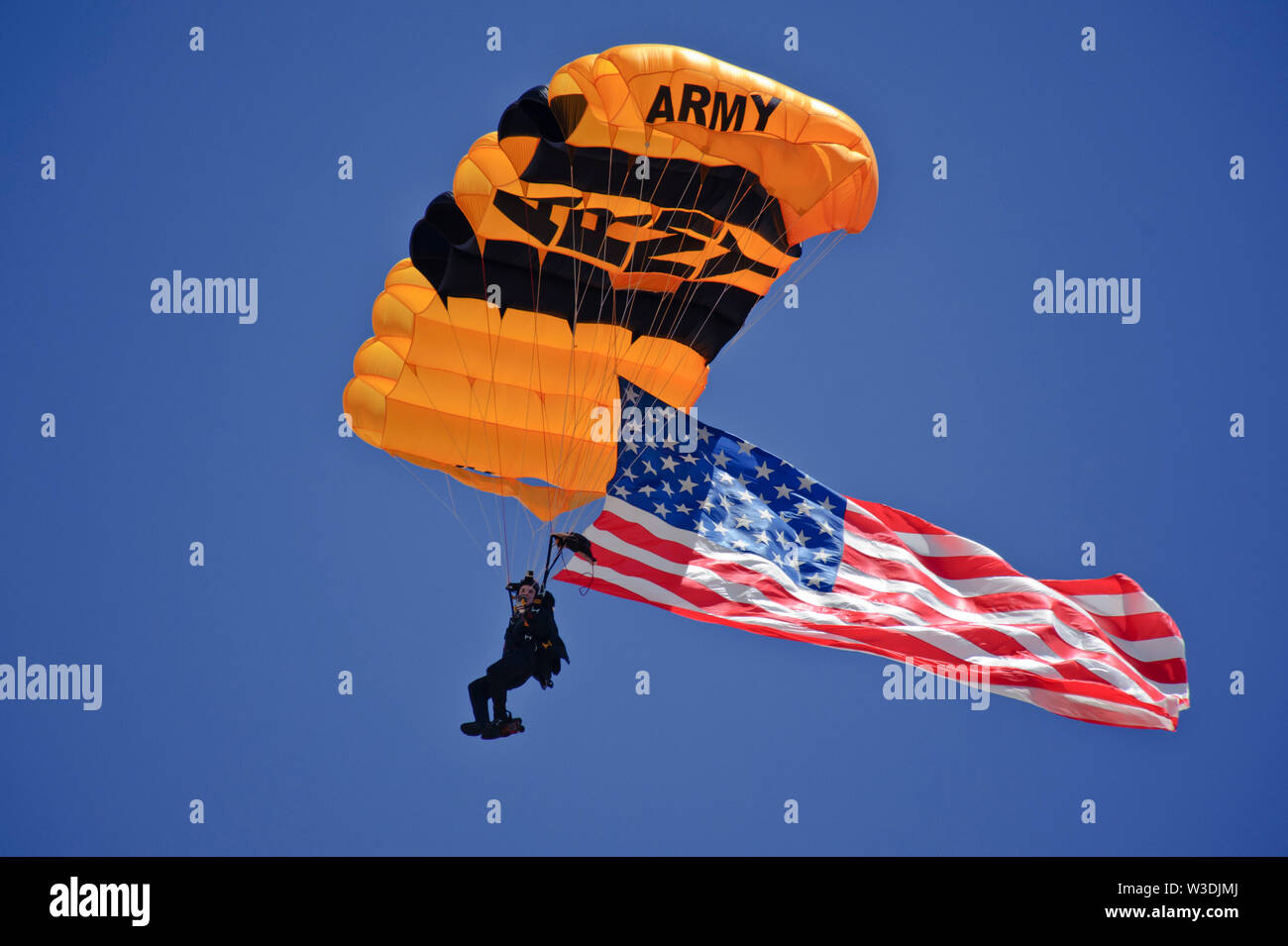 Un U.S. Parachutist esercito con il Golden Knights parachute team si avvicina il suo atterraggio Luglio 13, 2019, presso la "Missione oltre Malmstrom" evento open house su Malmstrom Air Force Base, Mont. La dimostrazione e la concorrenza team consiste di 24 membri che hanno il compito di eseguire in occasione di manifestazioni in tutto il paese mostrare le loro abilità. La manifestazione di due giorni, in primo piano le esibizioni di antenna di squadre di dimostrazione, cavalcavia, visite guidate e mostra statica. (U.S. Air Force foto di Devin Doskey) Foto Stock