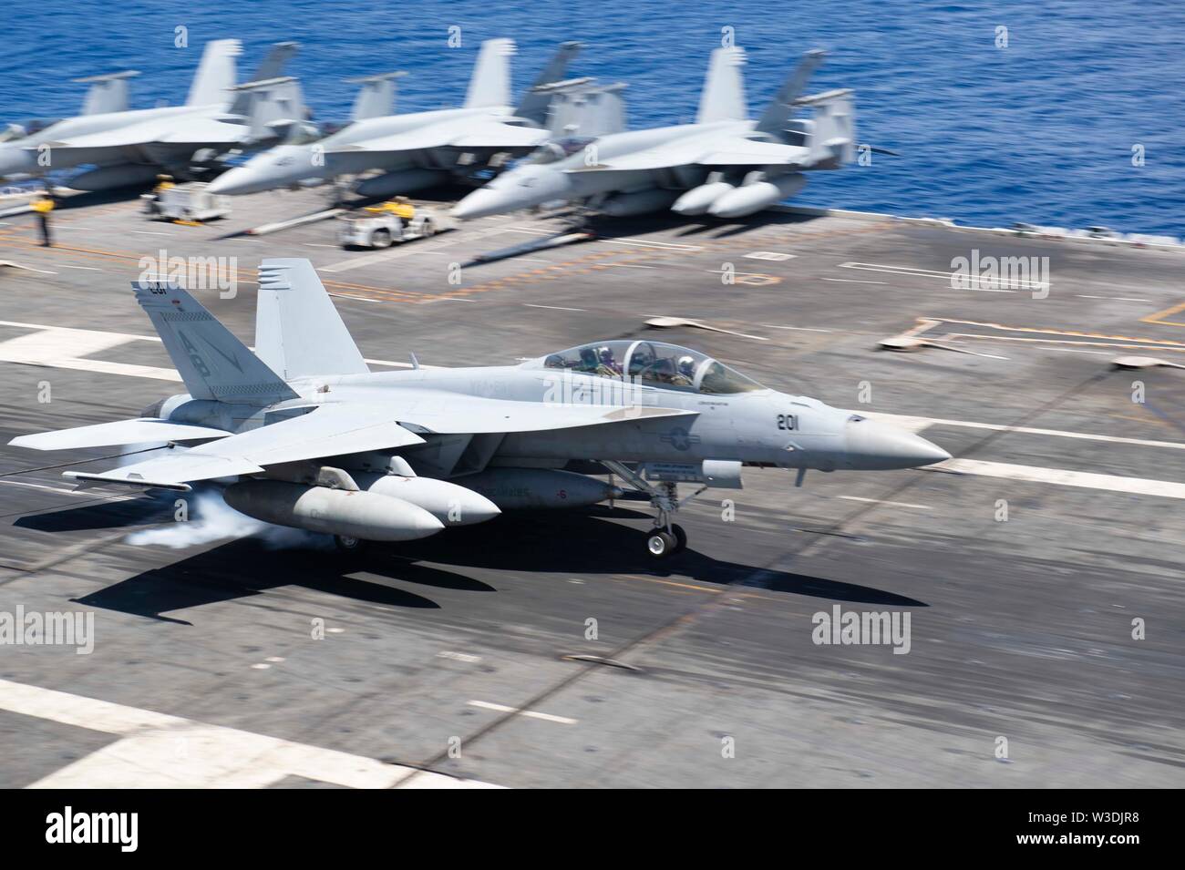 190712-N-PQ548-0087 OCEANO ATLANTICO (8 luglio 2019) A A F/A-18F Super Hornet, assegnato alla "lotta Checkmates" di Strike Fighter Squadron (VFA) 211, atterra sul ponte di volo a bordo della Nimitz-class portaerei USS Harry Truman (CVN 75). Harry Truman è in corso composito conduttore di unità per la formazione di esercitare con il Harry Truman Carrier Strike gruppo. (U.S. Foto di Marina di Massa Specialista comunicazione marinaio Isacco Champlain/rilasciato) Foto Stock