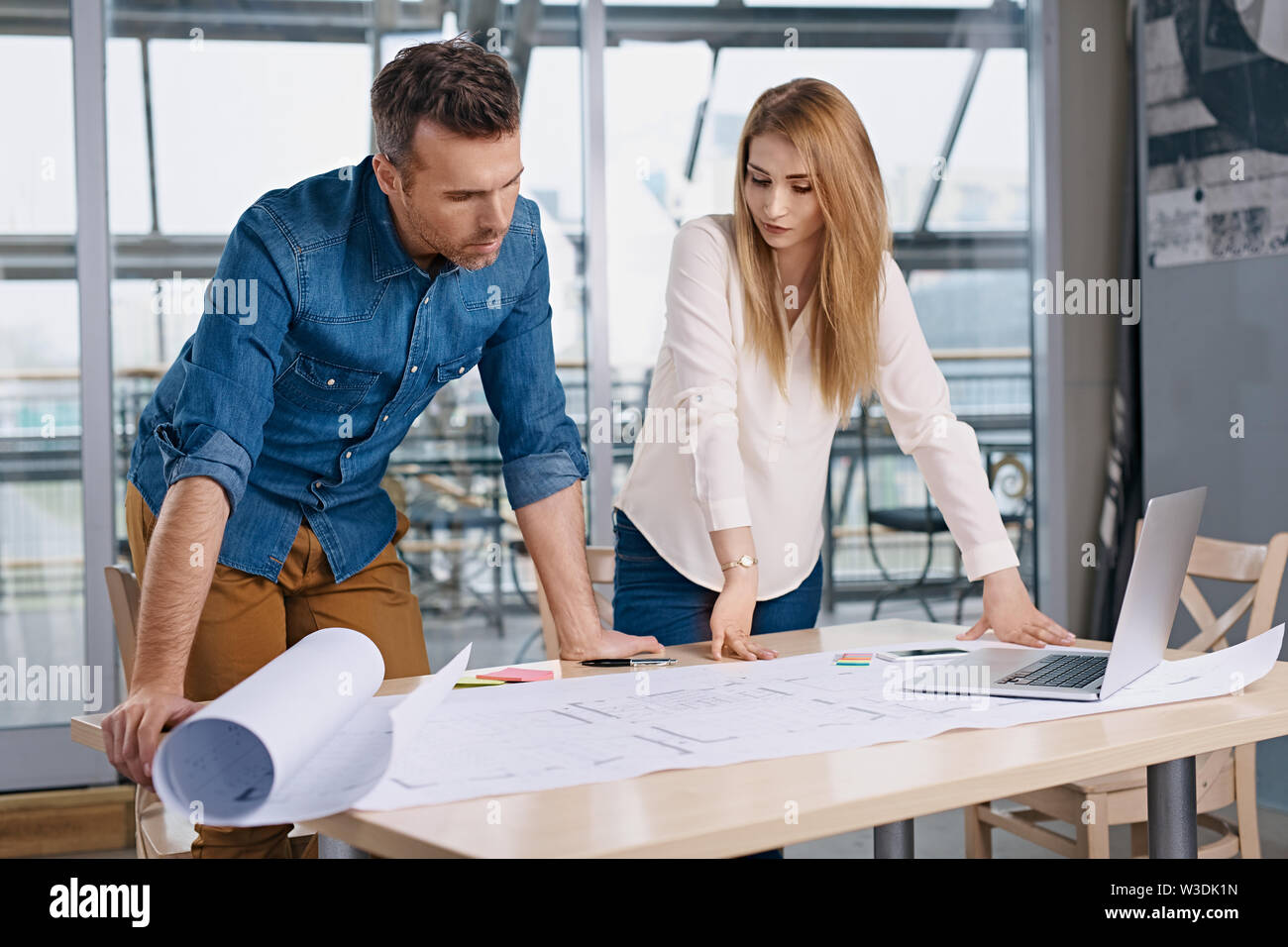 Due architetti che lavorano sul nuovo design presso un ufficio moderno Foto Stock