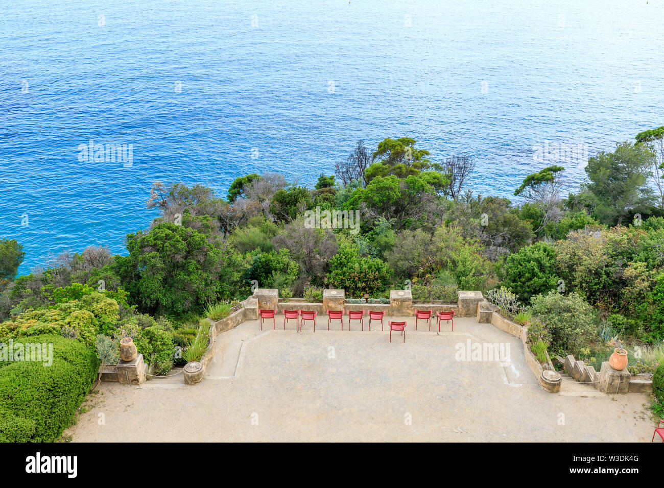 Francia, Var, Rayol : Canadel sur Mer, il Domaine du Rayol :, giardino mediterraneo, proprietà del Conservatoire du Littoral, terrazza con sedie (oblig Foto Stock