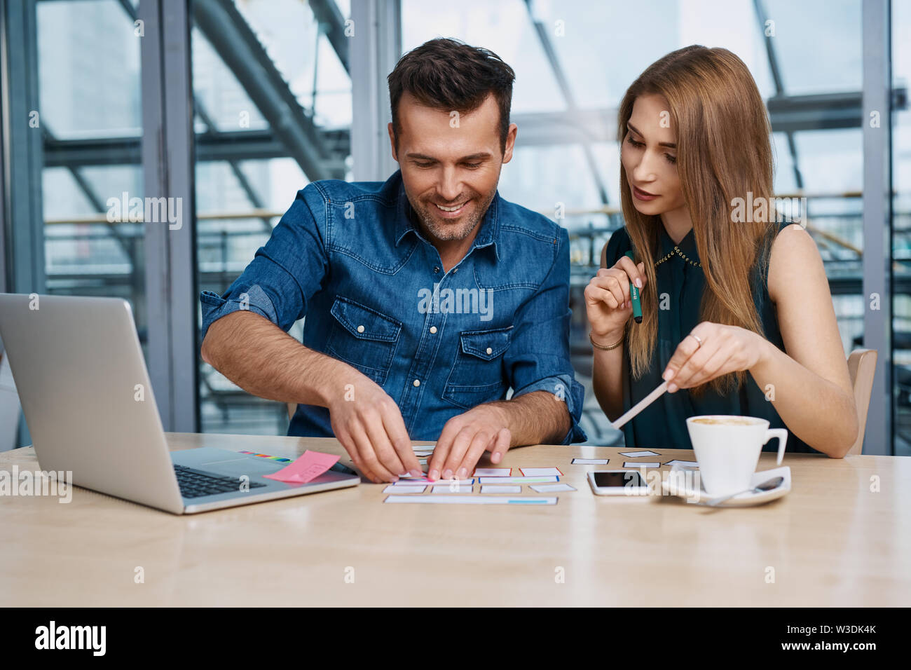 Occupato il web designer creando nuove reattivo sito web mockup Foto Stock