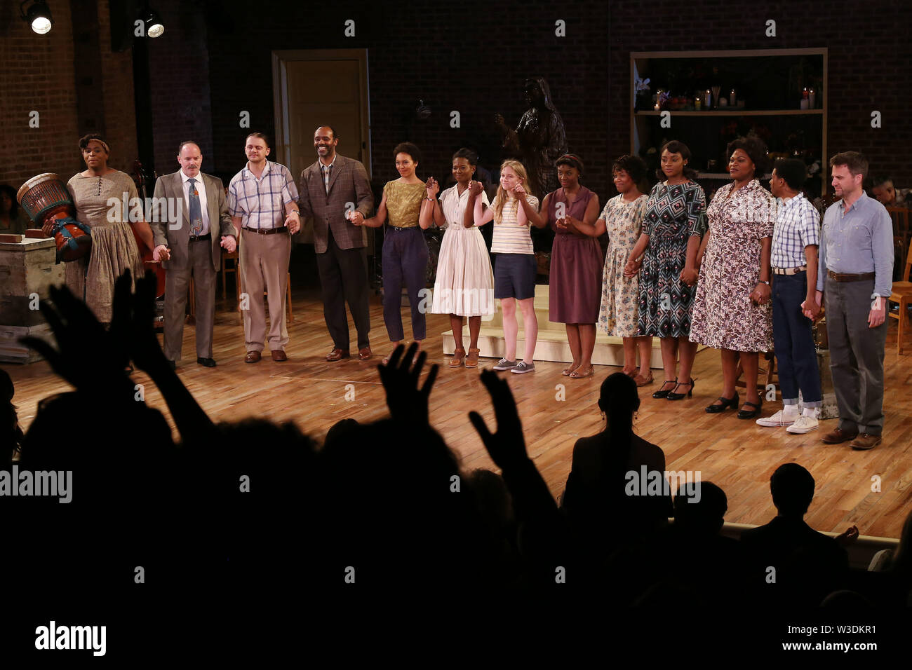 Apertura notturna curtain call per la vita segreta delle api all'Atlantic Theatre. Dotato di: Vita E. Cleveland, Joe Cassidy, Matt DeAngelis, Nathaniel Stampley, Eisa Davis, LaChanze, Elizabeth Teeter, Saycon Sengbloh, Anastacia McCleskey, Jai'Len Christine Li Josey, Romelda Teron Benjamin, Brett grigio, Manoel Felciano dove: New York New York, Stati Uniti quando: 13 giu 2019 Credit: Giuseppe Marzullo/WENN.com Foto Stock