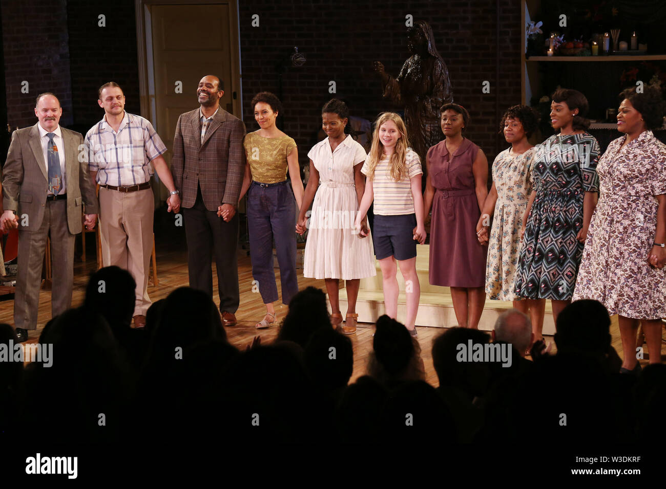 Apertura notturna curtain call per la vita segreta delle api all'Atlantic Theatre. Dotato di: Joe Cassidy, Matt DeAngelis, Nathaniel Stampley, Eisa Davis, LaChanze, Elizabeth Teeter, Saycon Sengbloh, Anastacia McCleskey, Jai'Len Christine Li Josey, Romelda Teron Benjamin Dove: New York New York, Stati Uniti quando: 13 giu 2019 Credit: Giuseppe Marzullo/WENN.com Foto Stock