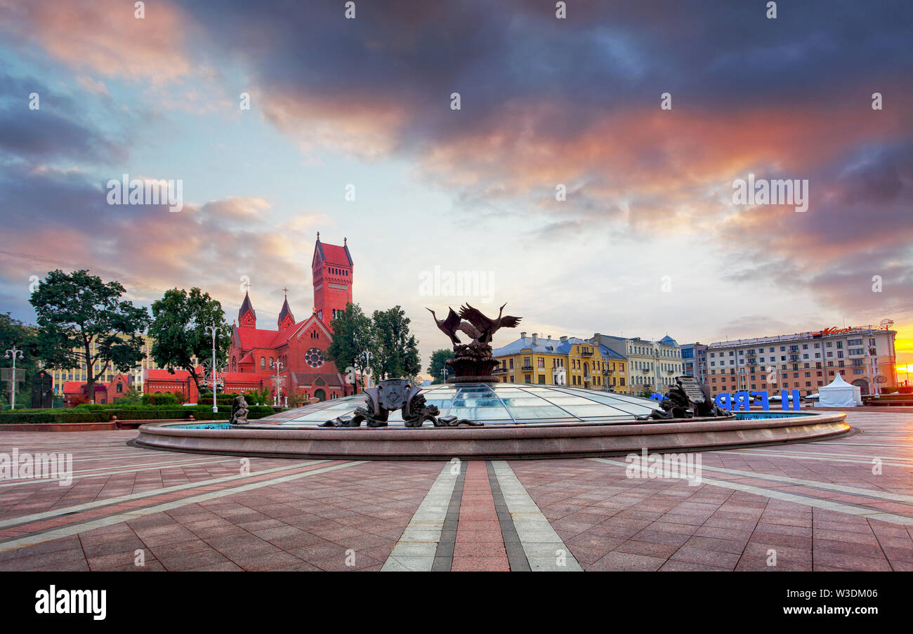 Chiesa Rossa o chiesa dei Santi Simone e Helen, fontana di Piazza Indipendenza a Minsk, Bielorussia Foto Stock