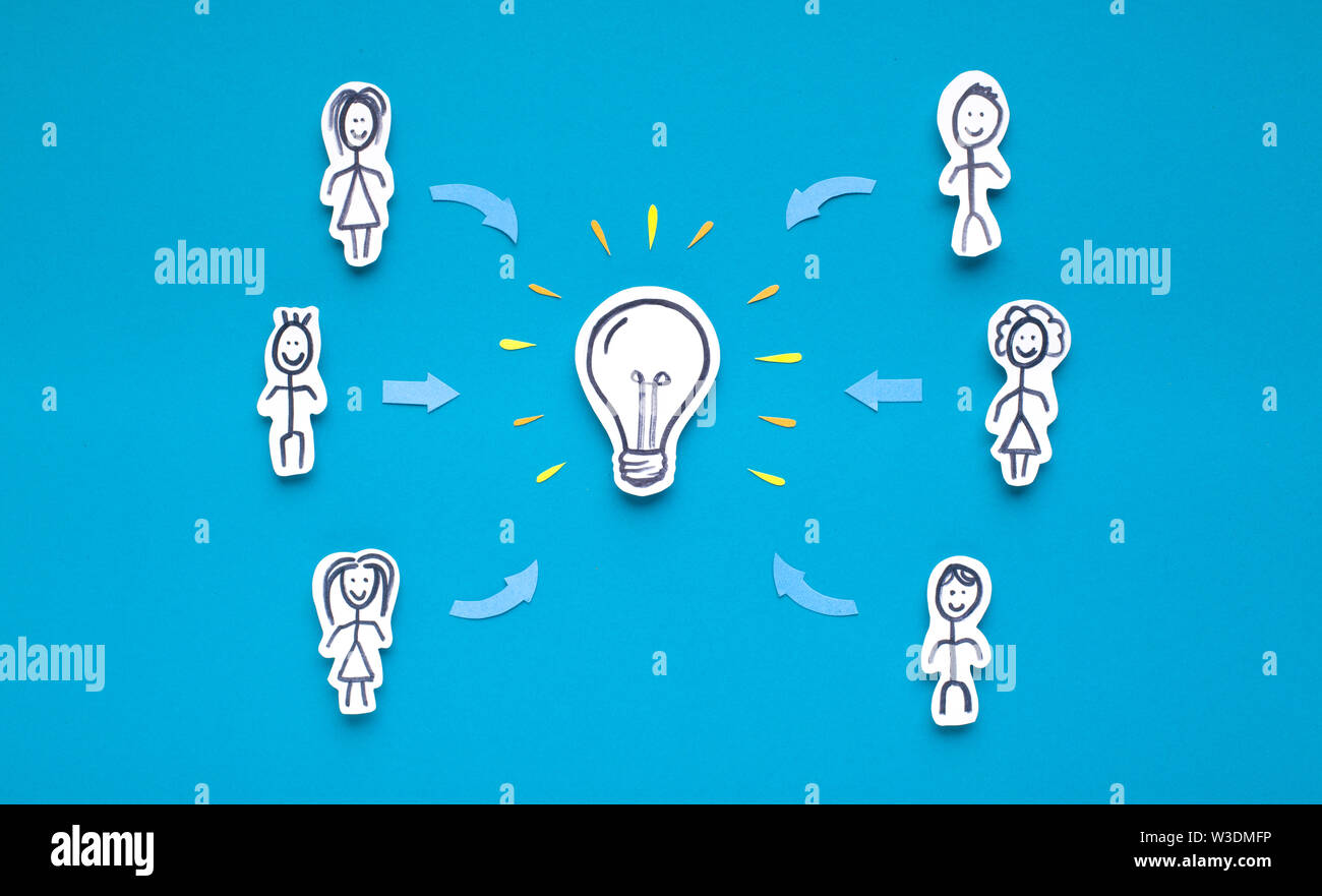 Gli investitori dando denaro sulla introduzione di una nuova idea creativa Foto Stock