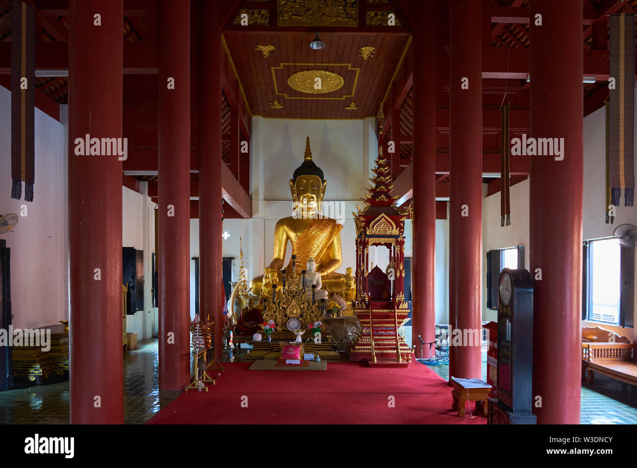 L'altare principale al Wat Jet Lin in Chiang Mai, Thailandia. Foto Stock