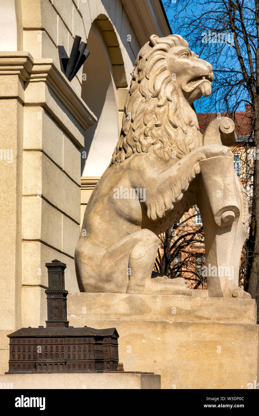 Lion statua con stemma della città di Lviv, Ucraina Foto Stock