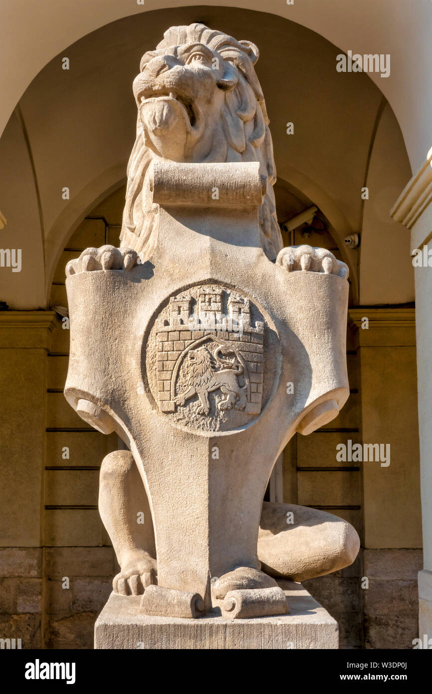 Lion statua con stemma della città di Lviv, Ucraina Foto Stock