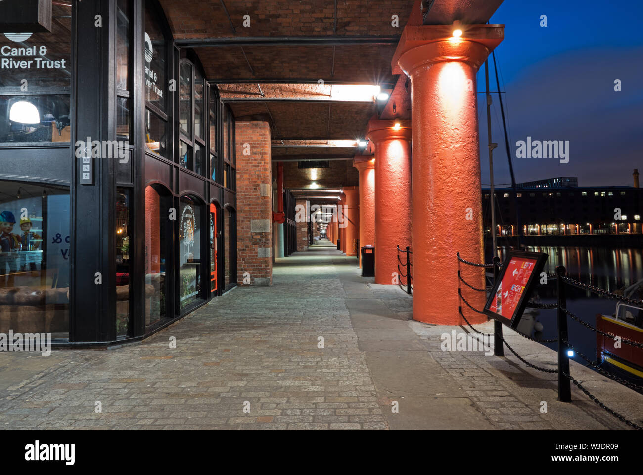 Royal Albert Dock complesso Liverpool Regno Unito al crepuscolo. Foto Stock