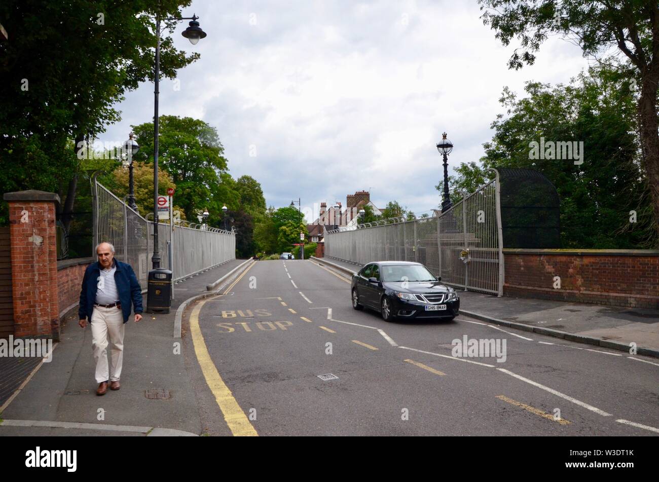 Appena eretto scherma ad Archway road bridge cerca di prevenire i suicidi N19 Londra famoso suicidio hot spot Foto Stock