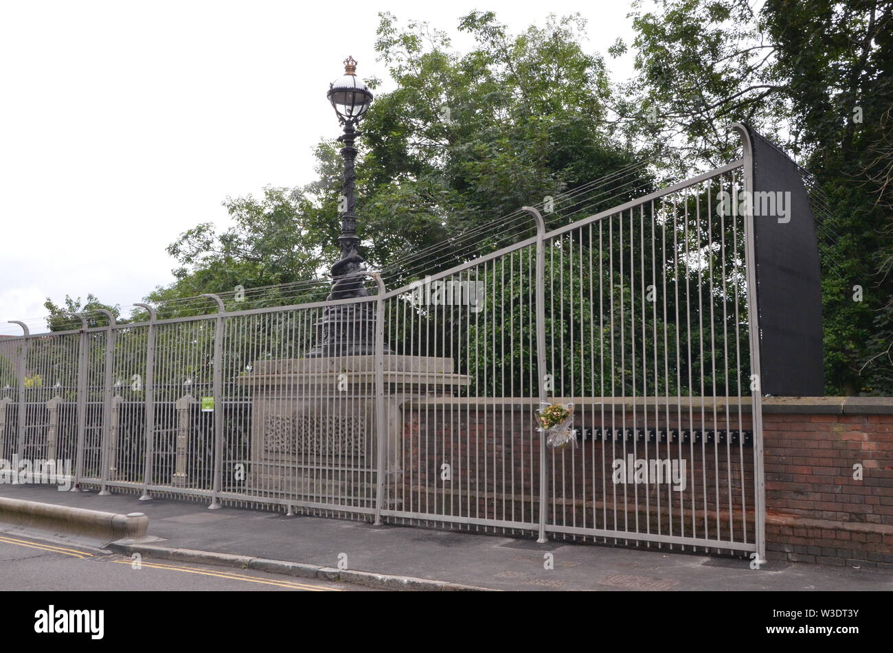 Appena eretto scherma ad Archway road bridge cerca di prevenire i suicidi N19 Londra famoso suicidio hot spot Foto Stock