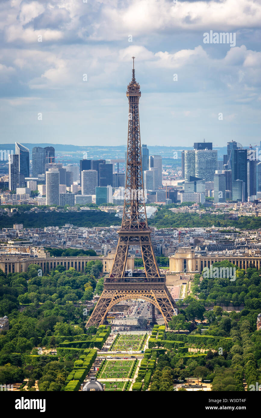 Vista aerea di Parigi con la torre Eiffel e il quartiere degli affari della Defense skyline, in Francia e in Europa city concetto di viaggio Foto Stock