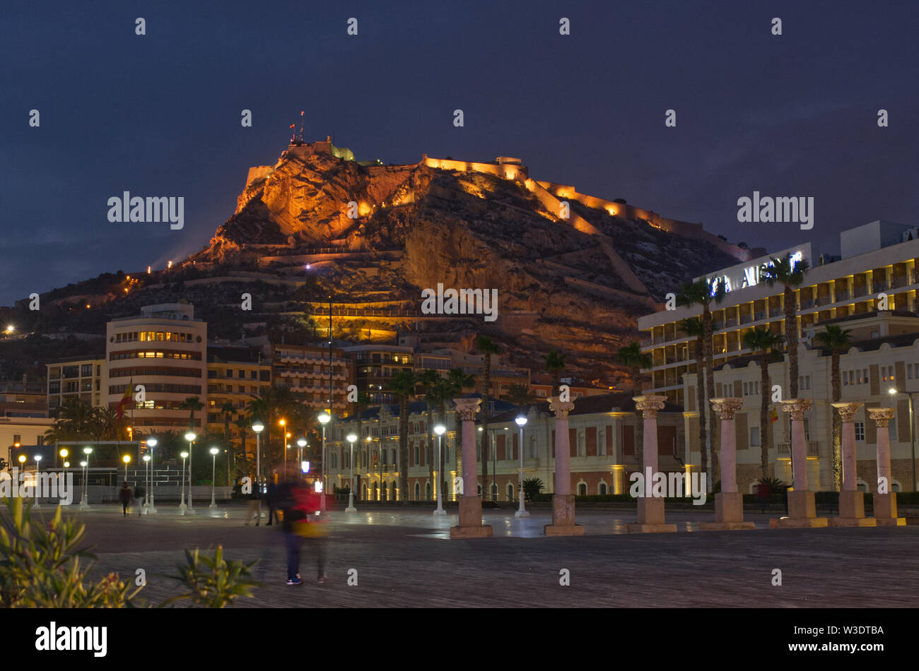 Vista del Castello di Santa Barbara dal porto. Notte tempo con washer. Alicante, Spagna Foto Stock