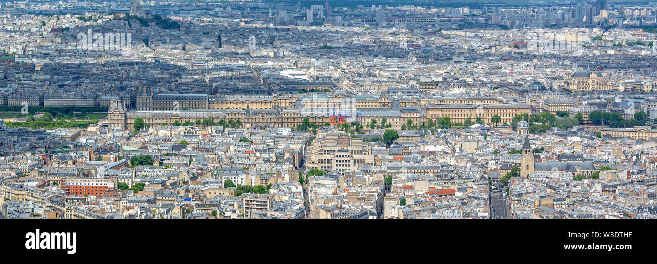 Panoramica aerea vista panoramica di Parigi con il museo del Louvre, in Francia e in Europa città panorama di viaggio Foto Stock