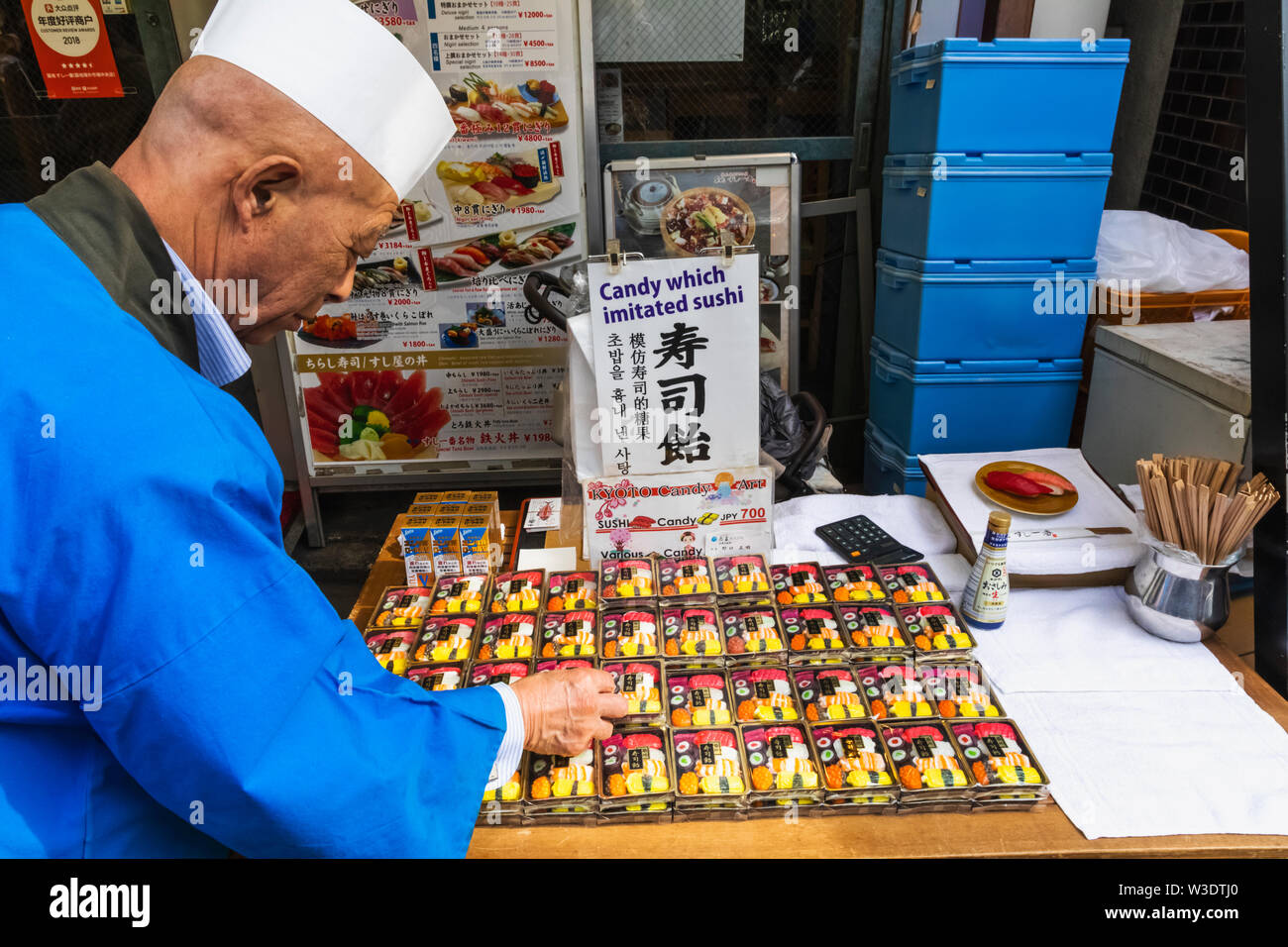 Giappone, Honshu, Tokyo, del mercato Tsukiji, uomo Vendita di imitazione Sushi dolci Foto Stock