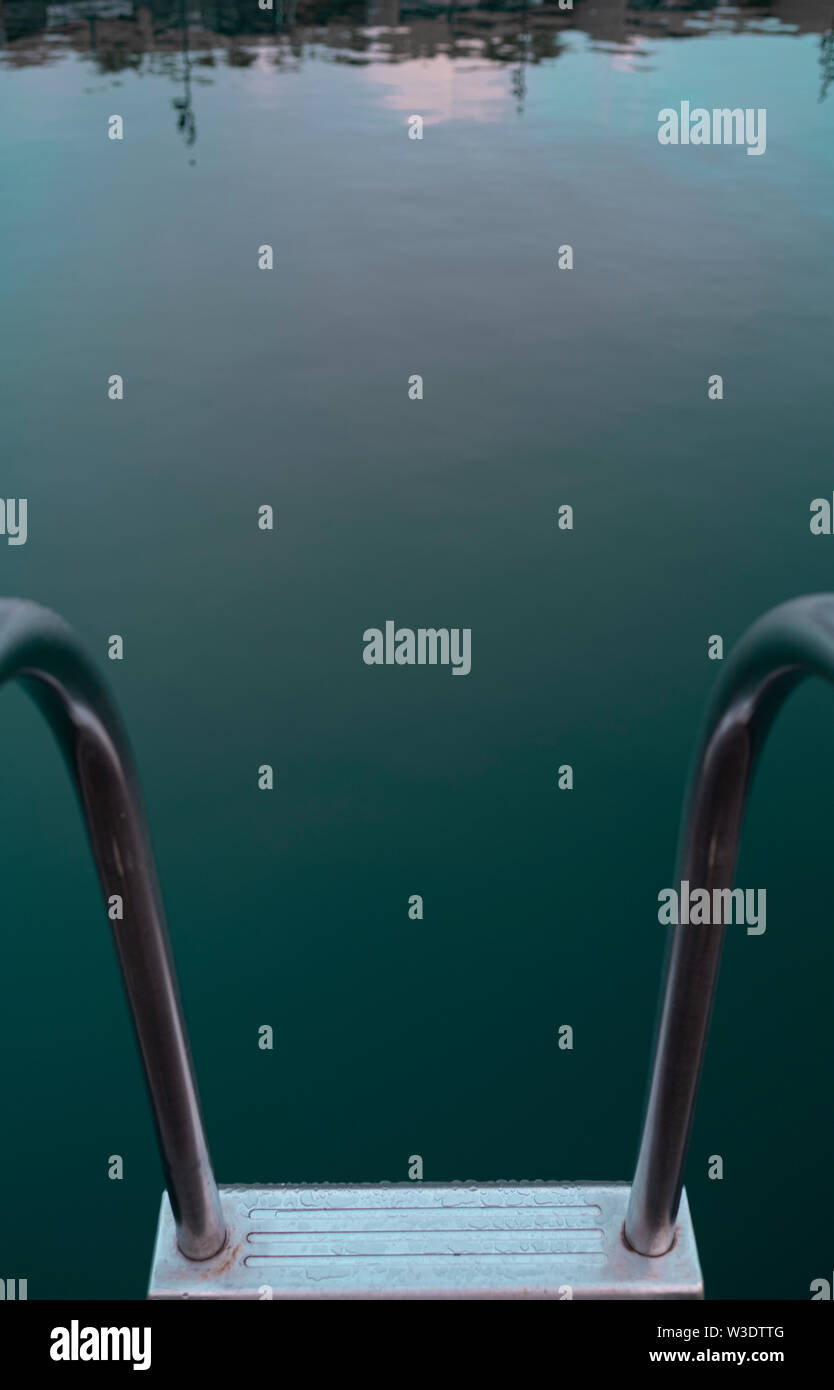 Mattina immagine della scaletta a Woolloomooloo wharf, con ancora, acqua piatta Foto Stock