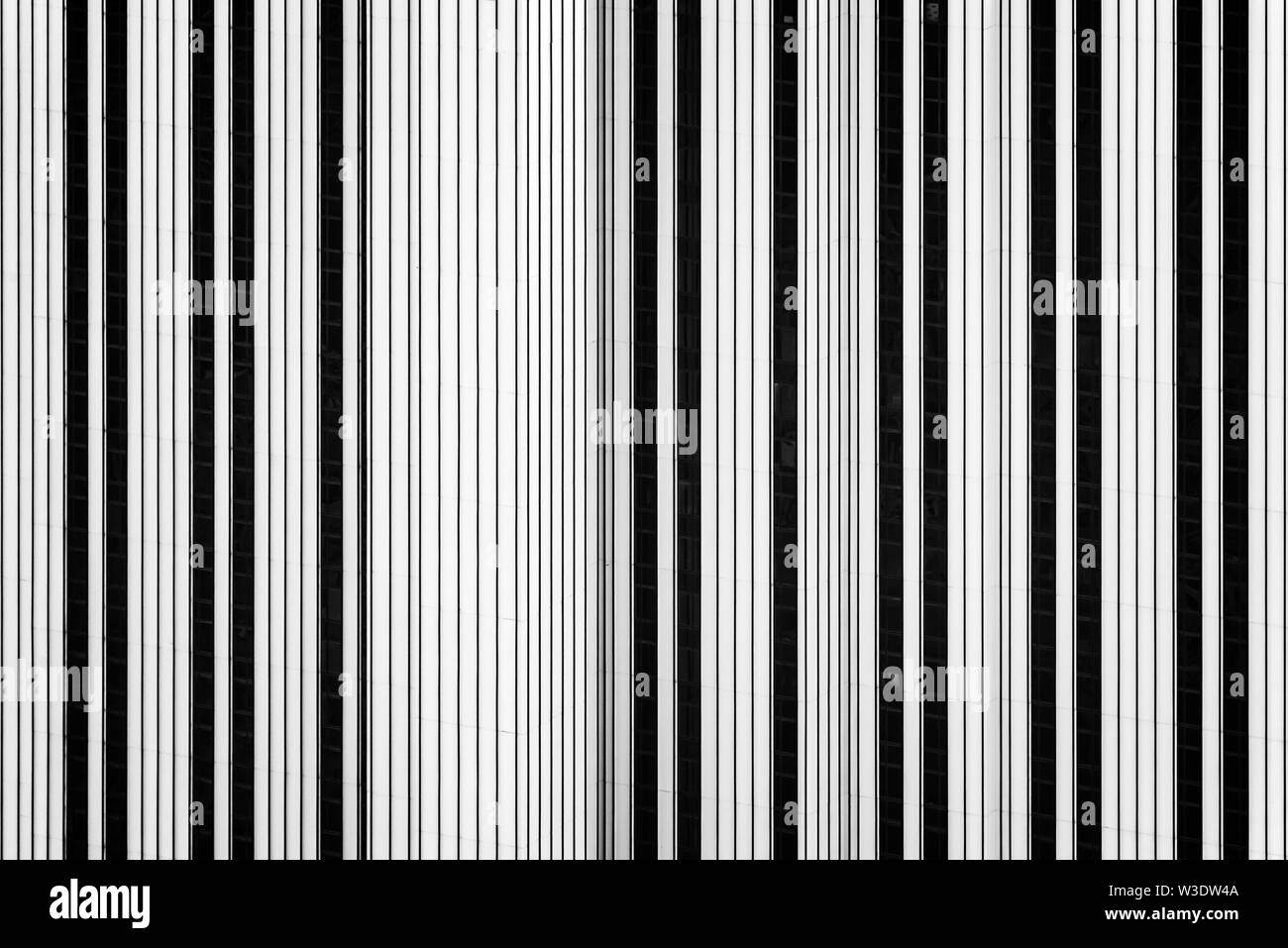 Edificio di moderna facciata in Parigi Francia. Bianco e nero minimalista architecture photography. Hotel Pullman Paris Montparnasse Foto Stock