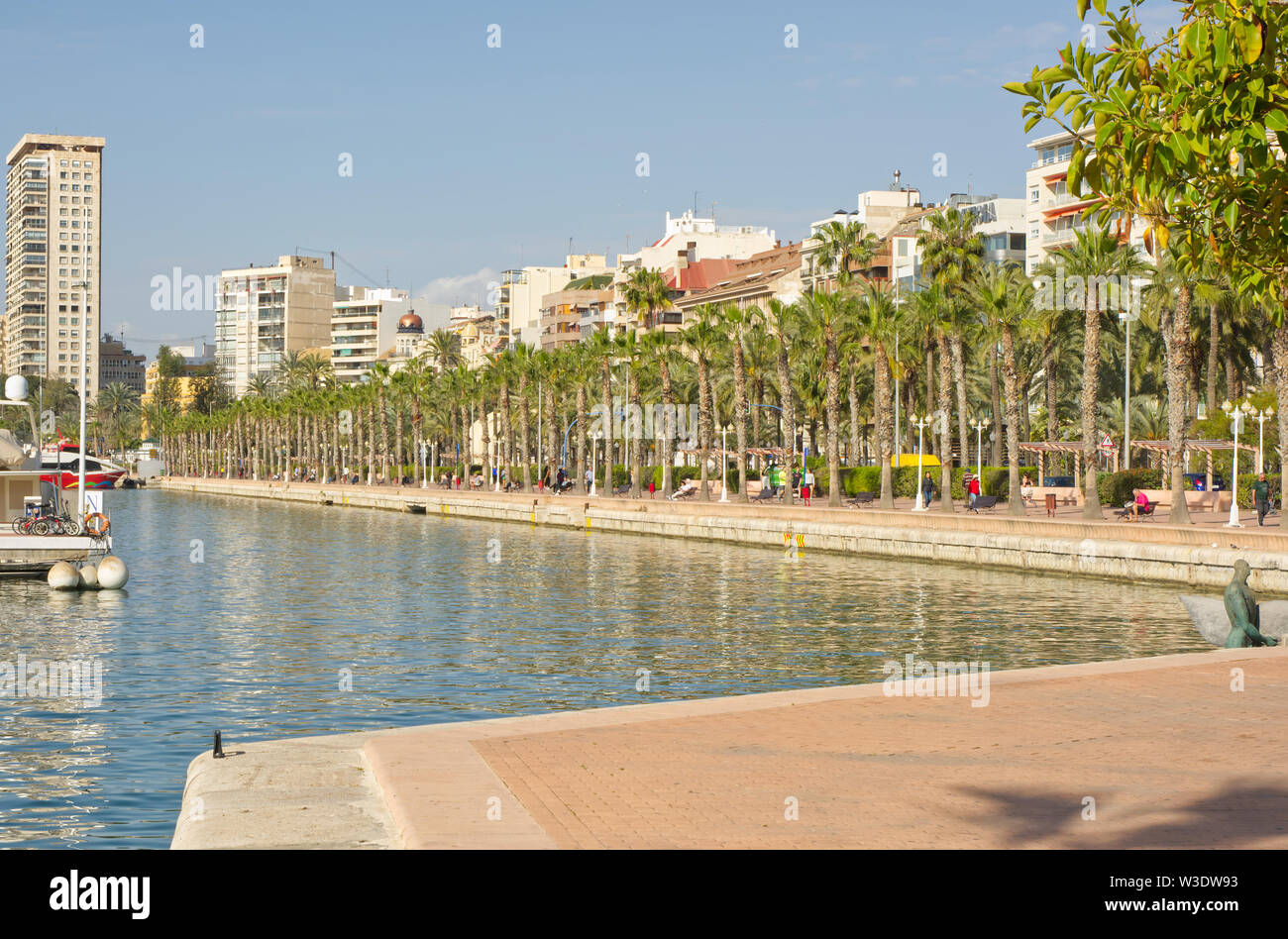 La passeggiata sul lungomare da porto e marina di Alicante in Spagna Foto Stock