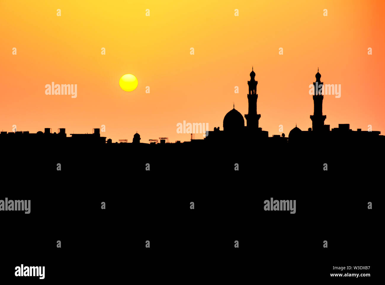 Una moschea silhouette catturati durante il tramonto del giorno in Muscat Oman. Foto Stock