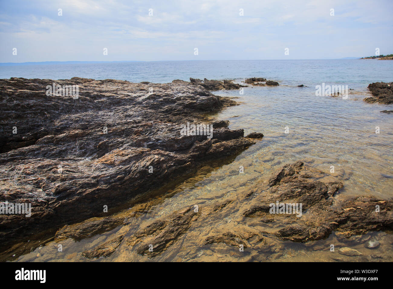 Estate natura paesaggio di incredibile robusta formazione di roccia lungo la costa della Grecia. Foto Stock