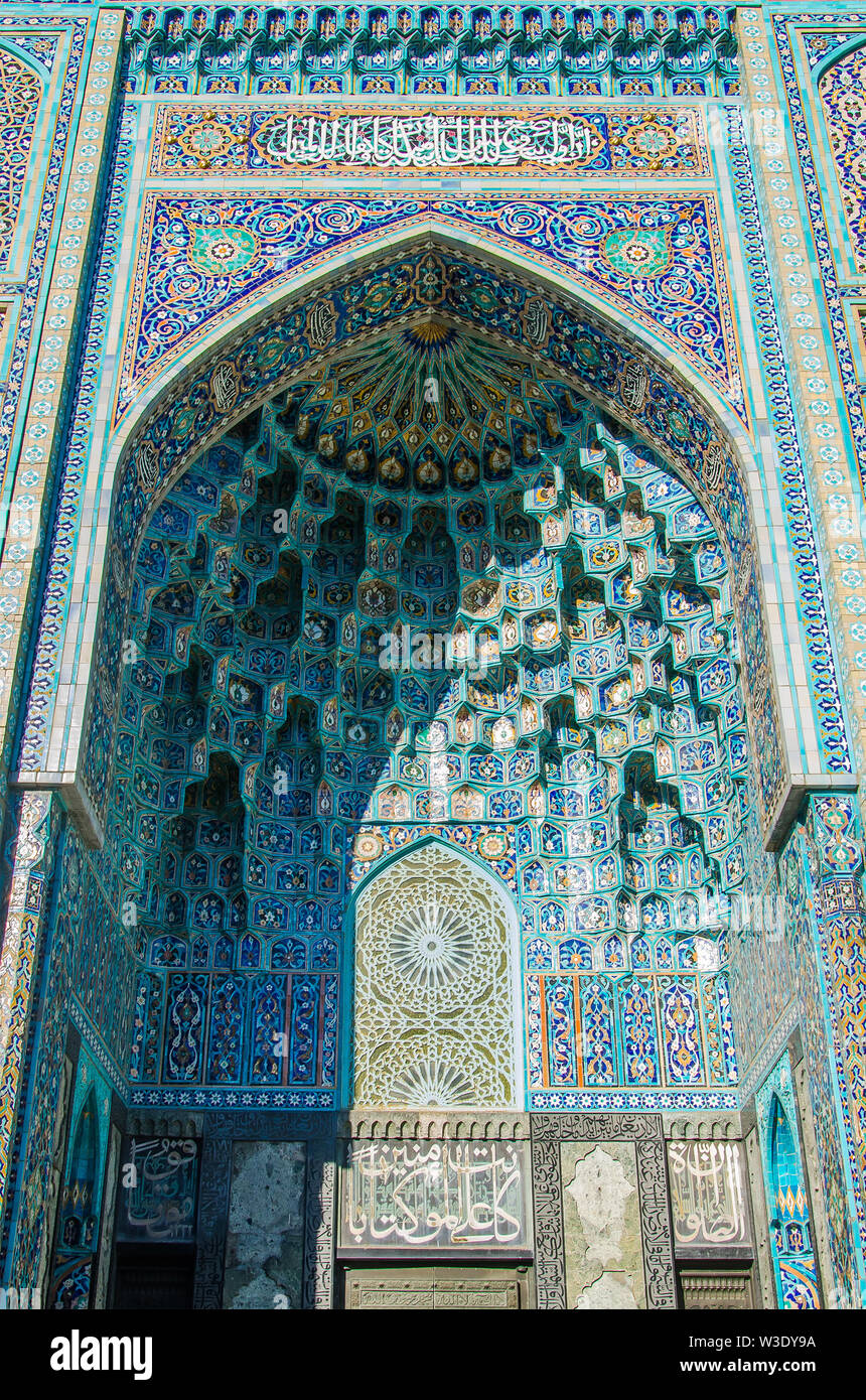 Le decorazioni sulle pareti della moschea di San Pietroburgo. Ornamento arabo - decorazione di una moschea di San Pietroburgo Foto Stock