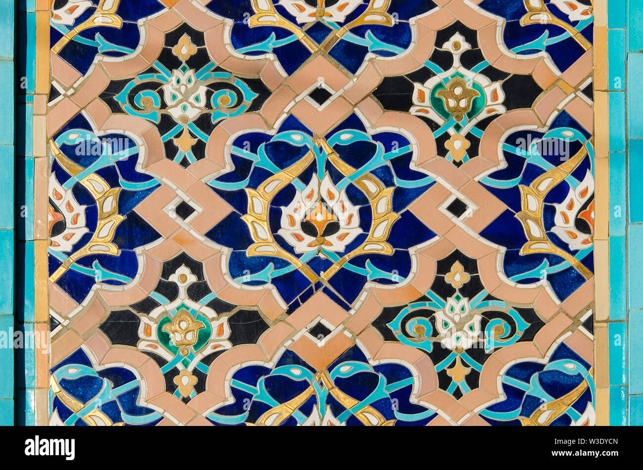 Le decorazioni sulle pareti della moschea di San Pietroburgo. Ornamento arabo - decorazione di una moschea di San Pietroburgo Foto Stock
