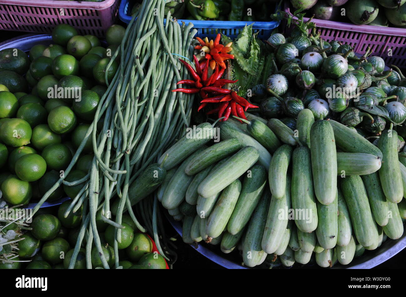 Red Hot Chili Peppers, cetrioli, lungo i fagioli, melanzana & Limes per la vendita sul mercato russo, Phnom Penh Cambogia. Credito: Kraig Lieb Foto Stock