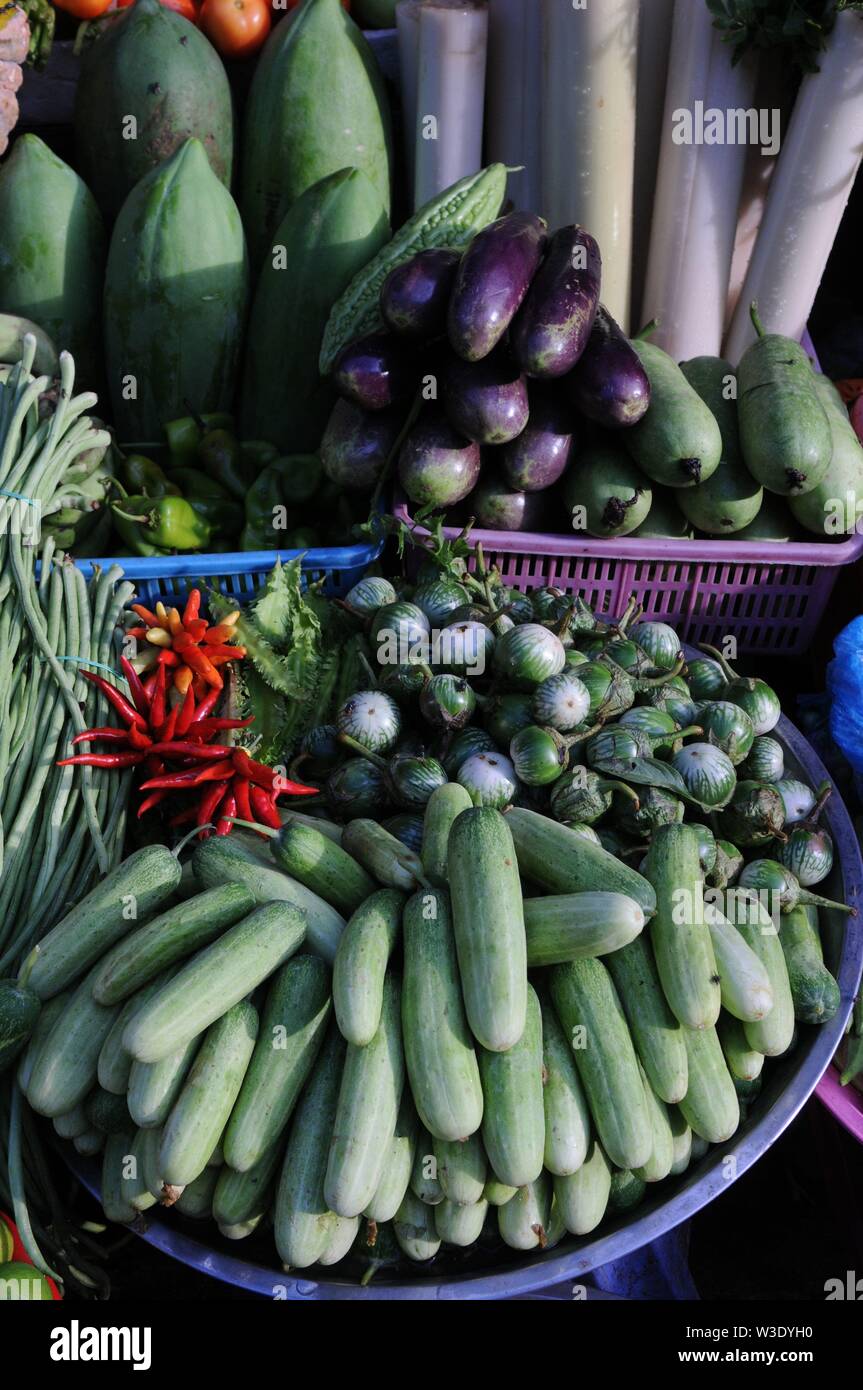 Red Hot Chili Peppers, cetrioli, lungo i fagioli, papaia e melanzana per la vendita su un mercato in stallo. Il mercato russo, Phnom Penh Cambogia. crdt: Kraig Lieb Foto Stock
