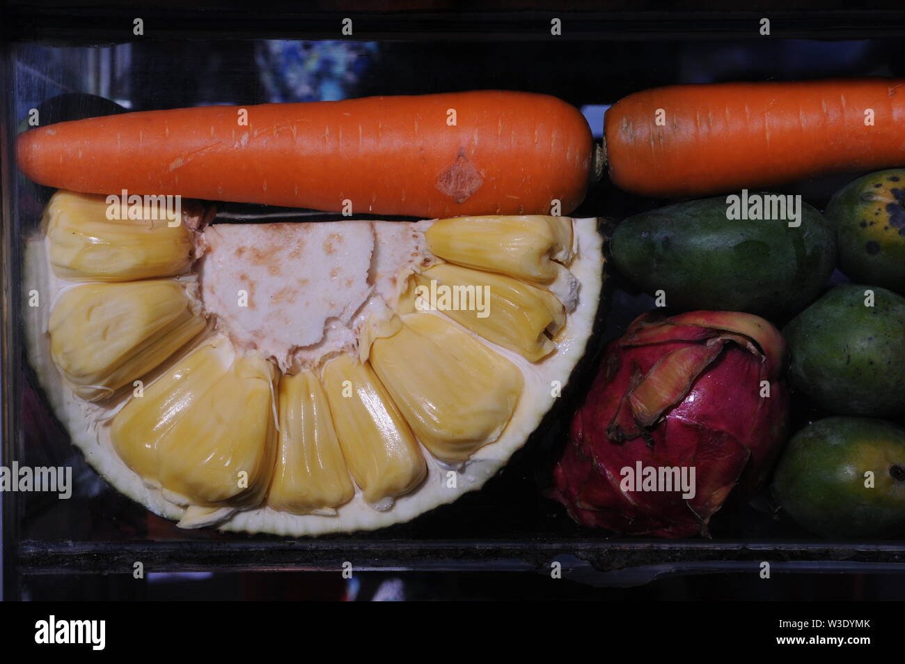 Frutta fresca e verdura display, compresi jackfruit & carote, al mercato russo, Phnom Penh Cambogia. Credito: Kraig Lieb Foto Stock
