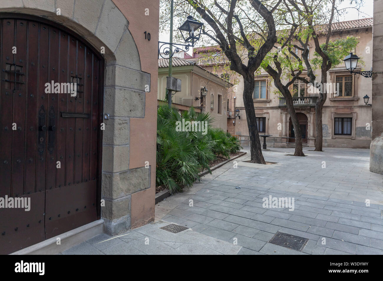 Una piazzetta nel centro storico del quartiere di Sarria, Barcellona, in Catalogna, Spagna. Foto Stock