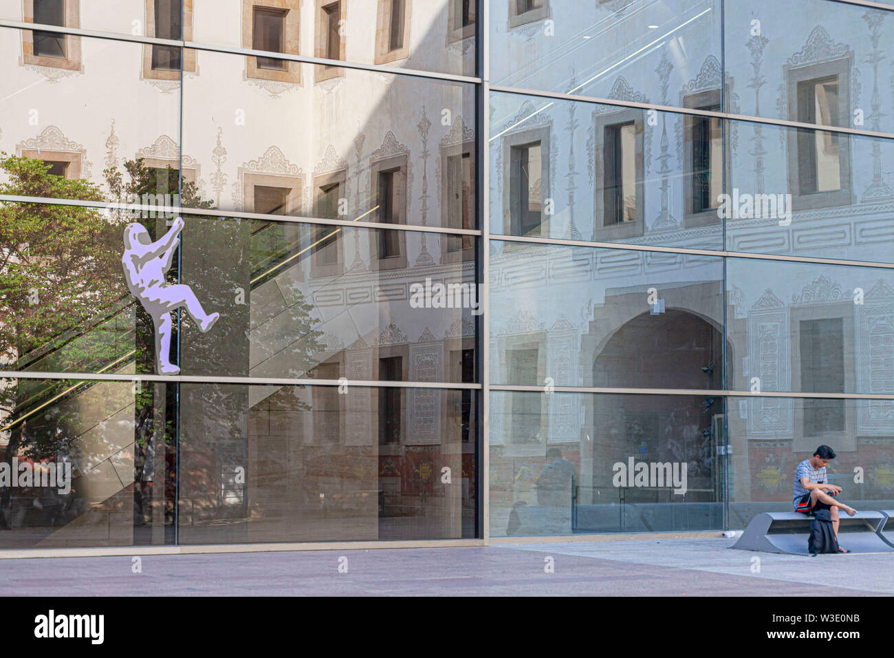 Barcellona, Spagna. CCCB, centro culturale in El Raval. La riflessione edificio con facciata in vecchia Casa de la Caritat, ristrutturato da Helio Pi Foto Stock