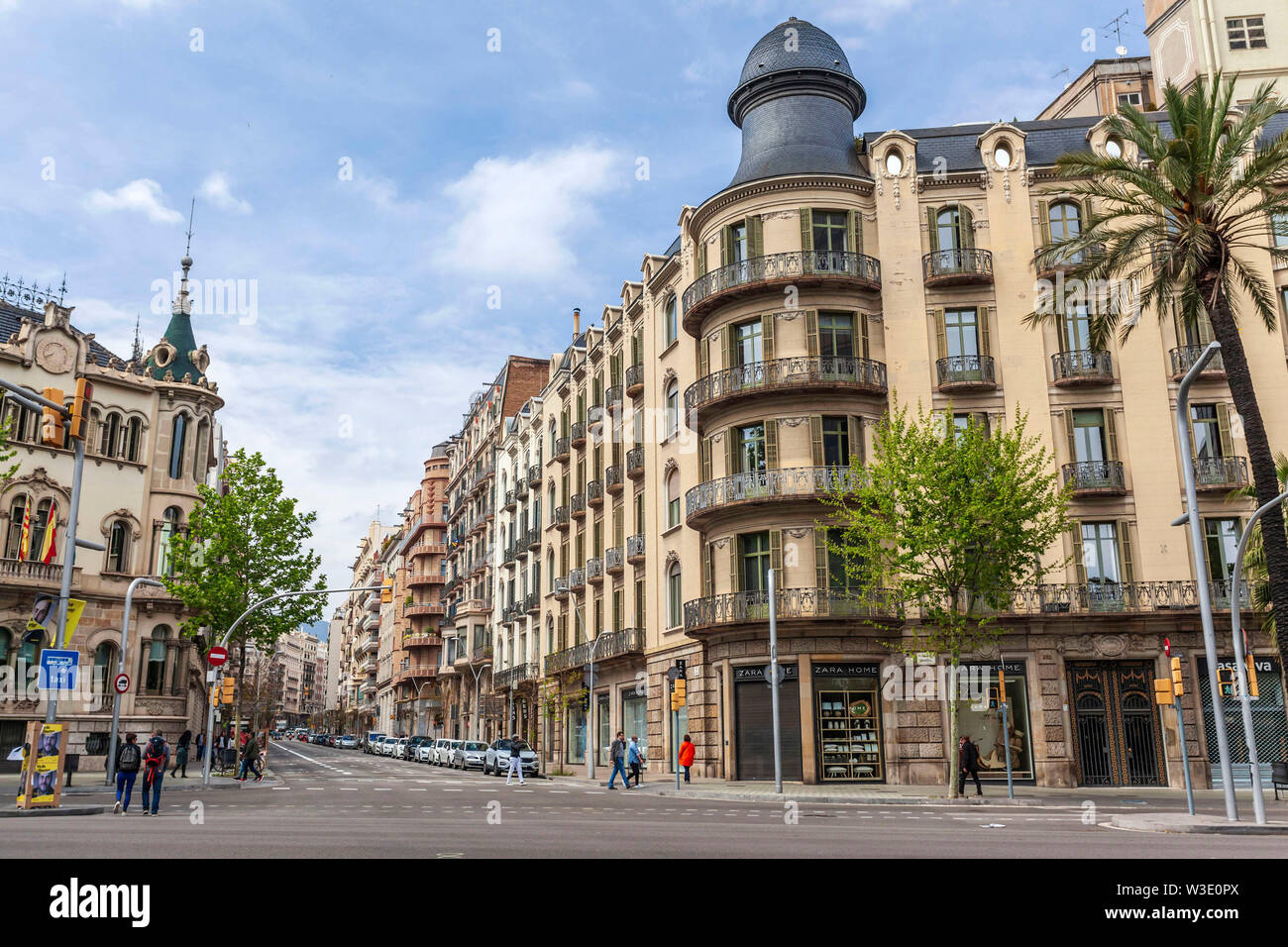 Barcellona, Spagna. Edifici classici ans street view di Diagonal Avenue. Foto Stock