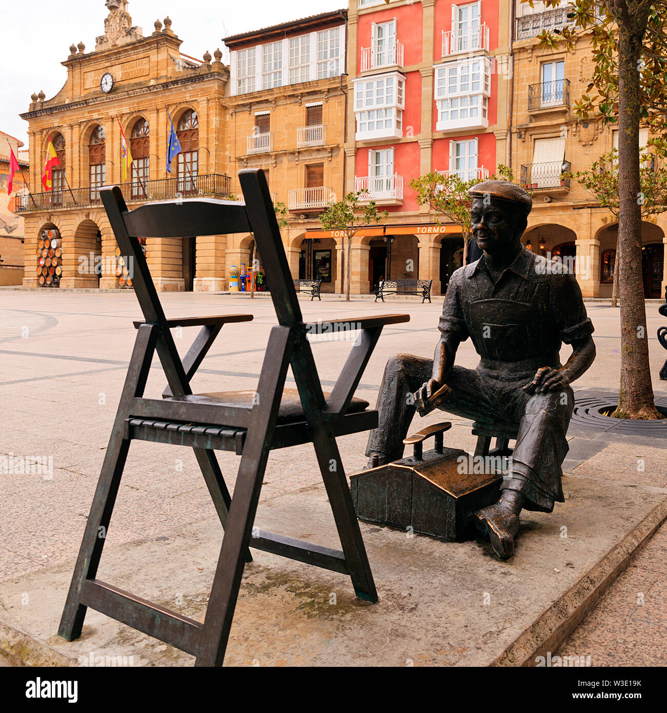 Bronzato la figura di una strada di lucidatura delle scarpe della città di Haro, La Rioja, Spagna Foto Stock