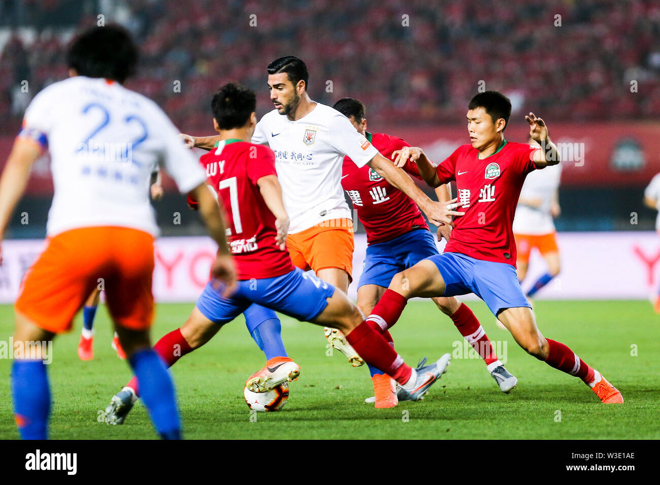Il calcio italiano player Graziano Pelle, centro di Shandong Luneng Taishan passa la palla contro giocatori di Henan Jianye nel loro diciassettesimo round corrispondere durante il 2019 Chinese Football Association Super League (CSL) nella Città di Zhengzhou, centrale cinese della provincia di Henan, 12 luglio 2019. L Henan Jianye sconfitto Shandong Luneng Taishan 3-2. Foto Stock Il calcio italiano player Graziano Pelle, centro di Shandong Luneng Taishan passa la palla contro giocatori di Henan Jianye nel loro diciassettesimo round corrispondere durante il 2019 Chinese Football Association Super League (CSL) nella Città di Zhengzhou, centrale cinese della provincia di Henan, 12 luglio 2019. L Henan Jianye sconfitto Shandong Luneng Taishan 3-2. Foto Stock