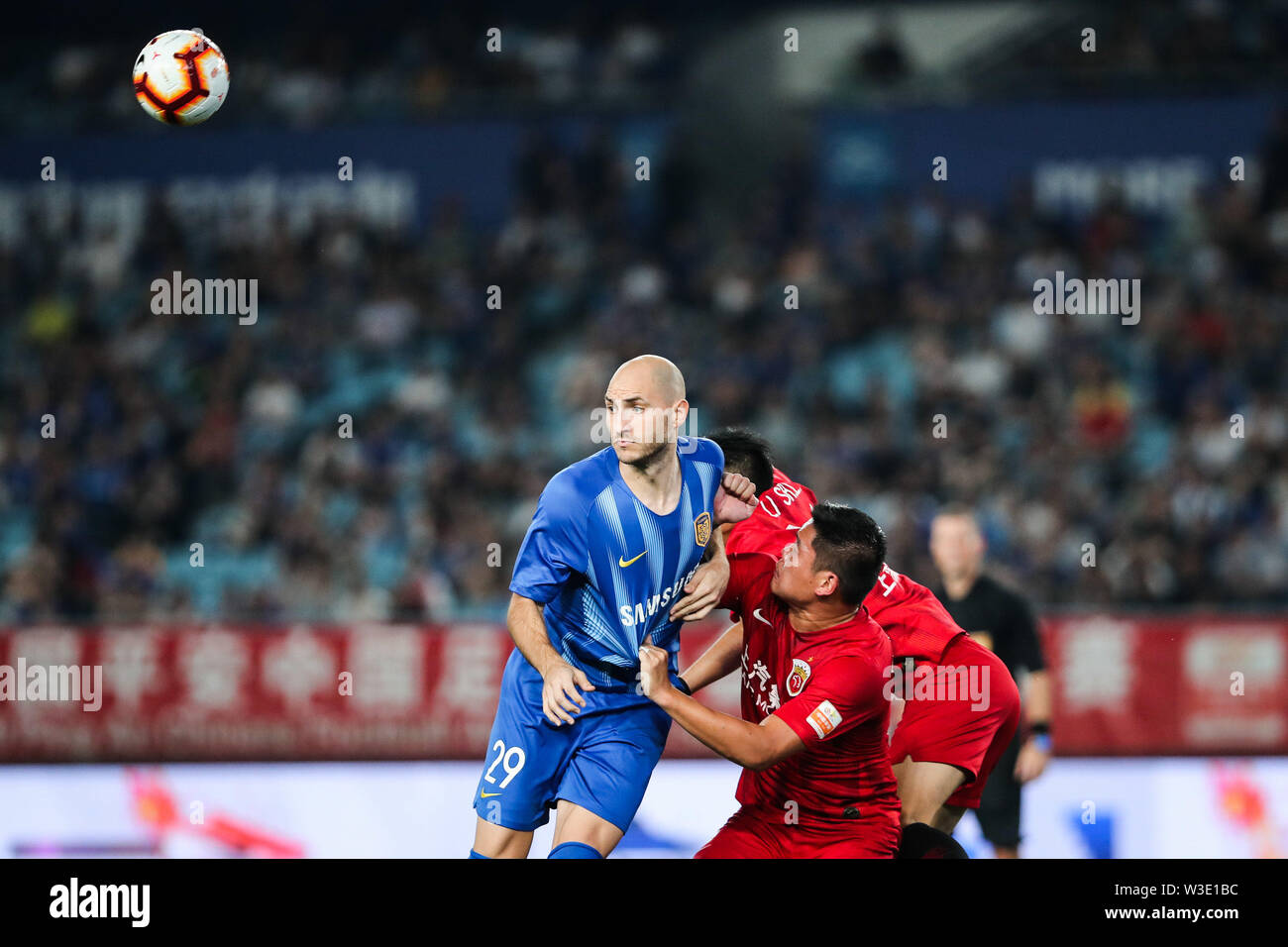 L'argentino-nato il calcio italiano player Gabriel cippa, sinistra, di Jiangsu Suning passa la palla contro giocatori di Shanghai SIPG nel loro diciassettesimo round corrispondere durante il 2019 Chinese Football Association Super League (CSL) nella città di Nanjing East cinese della provincia di Jiangsu, 13 luglio 2019. Shanghai SIPG sconfitto Jiangsu Suning 3-0. Foto Stock L'argentino-nato il calcio italiano player Gabriel cippa, sinistra, di Jiangsu Suning passa la palla contro giocatori di Shanghai SIPG nel loro diciassettesimo round corrispondere durante il 2019 Chinese Football Association Super League (CSL) nella città di Nanjing East cinese della provincia di Jiangsu, 13 luglio 2019. Shanghai SIPG sconfitto Jiangsu Suning 3-0. Foto Stock