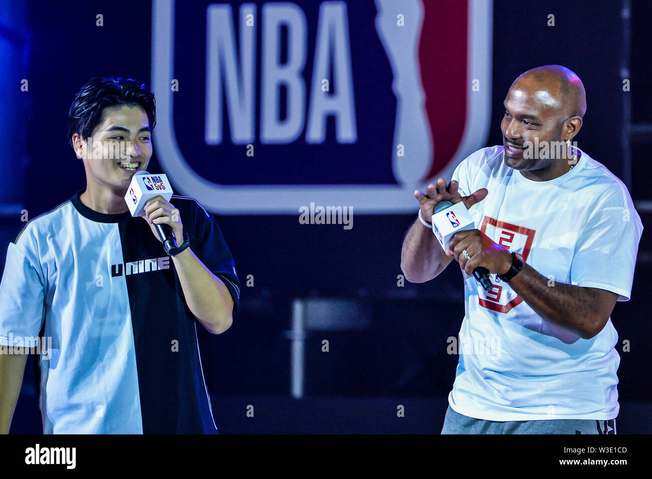 Ritirato American giocatore di basket Tim Hardaway, destra, assiste l'NBA 5v5 2019 nella città di Chengdu, a sud-ovest della Cina di provincia di Sichuan, 14 luglio 2019. Foto Stock