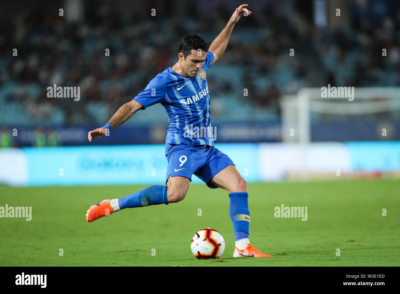 Italian-Brazilian calciatore Eder Citadin Martins, noto semplicemente come Eder, di Jiangsu Suning dribbling contro Shanghai SIPG nel loro diciassettesimo round corrispondere durante il 2019 Chinese Football Association Super League (CSL) nella città di Nanjing East cinese della provincia di Jiangsu, 13 luglio 2019. Shanghai SIPG sconfitto Jiangsu Suning 3-0. Foto Stock Italian-Brazilian calciatore Eder Citadin Martins, noto semplicemente come Eder, di Jiangsu Suning dribbling contro Shanghai SIPG nel loro diciassettesimo round corrispondere durante il 2019 Chinese Football Association Super League (CSL) nella città di Nanjing East cinese della provincia di Jiangsu, 13 luglio 2019. Shanghai SIPG sconfitto Jiangsu Suning 3-0. Foto Stock
