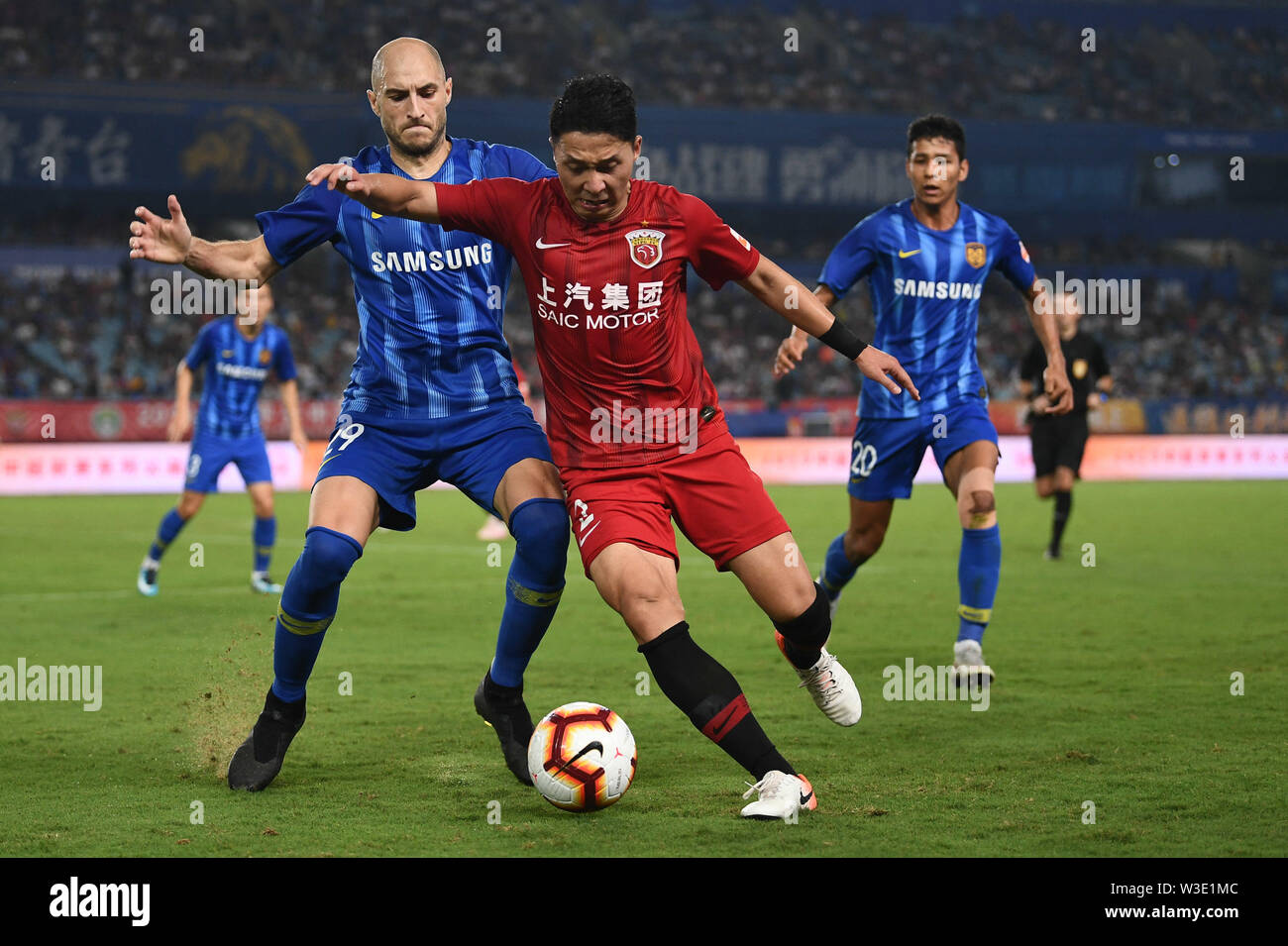 L'argentino-nato il calcio italiano player Gabriel cippa, sinistra, di Jiangsu Suning sfide un giocatore di Shanghai SIPG nel loro diciassettesimo round corrispondere durante il 2019 Chinese Football Association Super League (CSL) nella città di Nanjing East cinese della provincia di Jiangsu, 13 luglio 2019. Shanghai SIPG sconfitto Jiangsu Suning 3-0. Foto Stock L'argentino-nato il calcio italiano player Gabriel cippa, sinistra, di Jiangsu Suning sfide un giocatore di Shanghai SIPG nel loro diciassettesimo round corrispondere durante il 2019 Chinese Football Association Super League (CSL) nella città di Nanjing East cinese della provincia di Jiangsu, 13 luglio 2019. Shanghai SIPG sconfitto Jiangsu Suning 3-0. Foto Stock