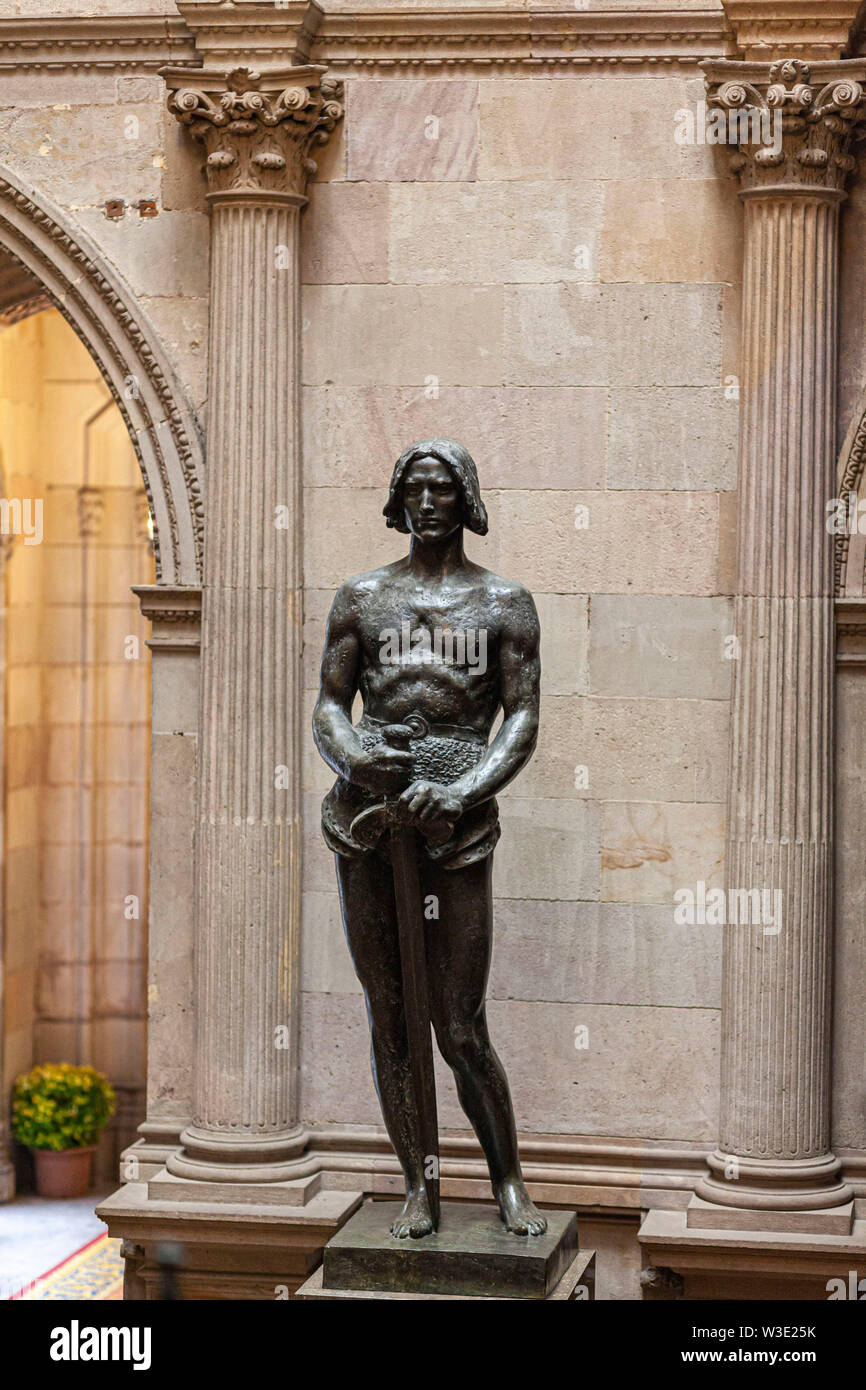 Barcellona, Spagna. Interno del Municipio, Ajuntament di Barcellona. La scultura, statua di Sant Jordi Progettato da Josep Llimona. Foto Stock