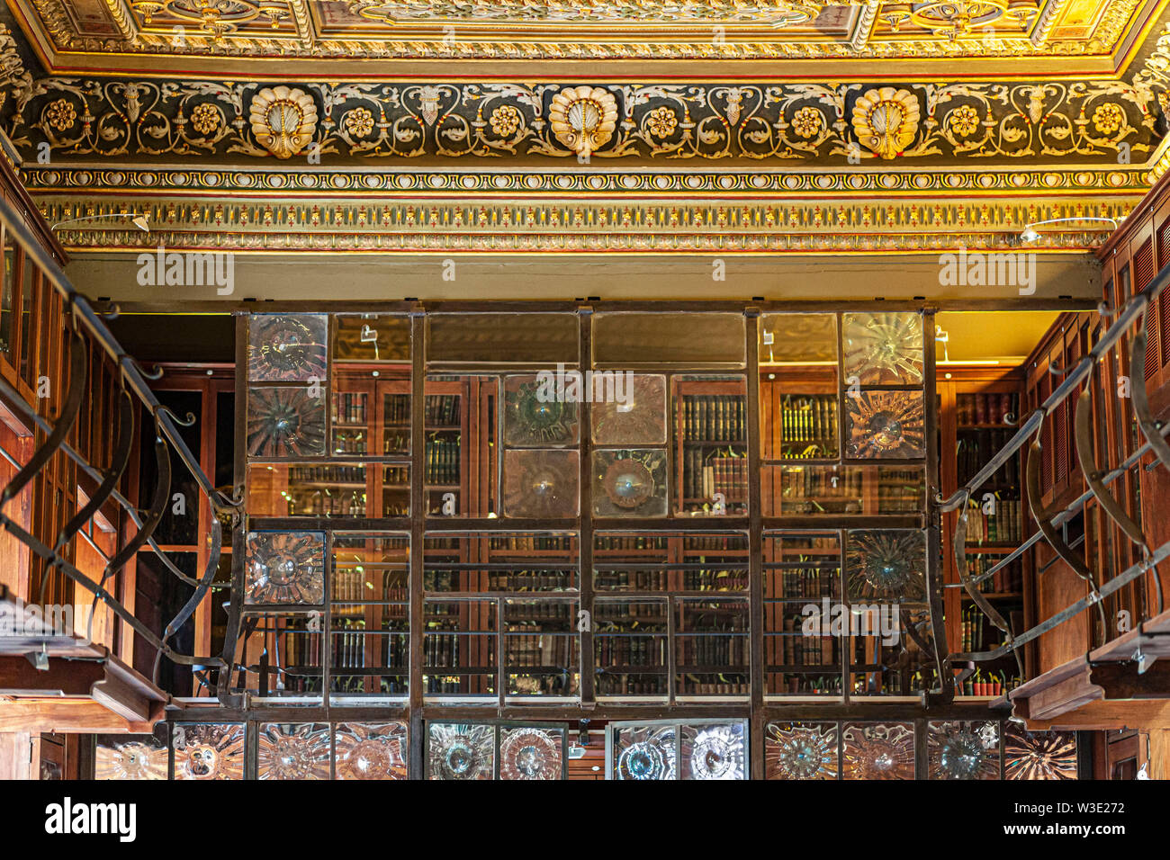 Barcellona, Spagna.libreria interna del Ateneu Barcelones, Palace, Palau Savassona. Il quartiere gotico. Foto Stock