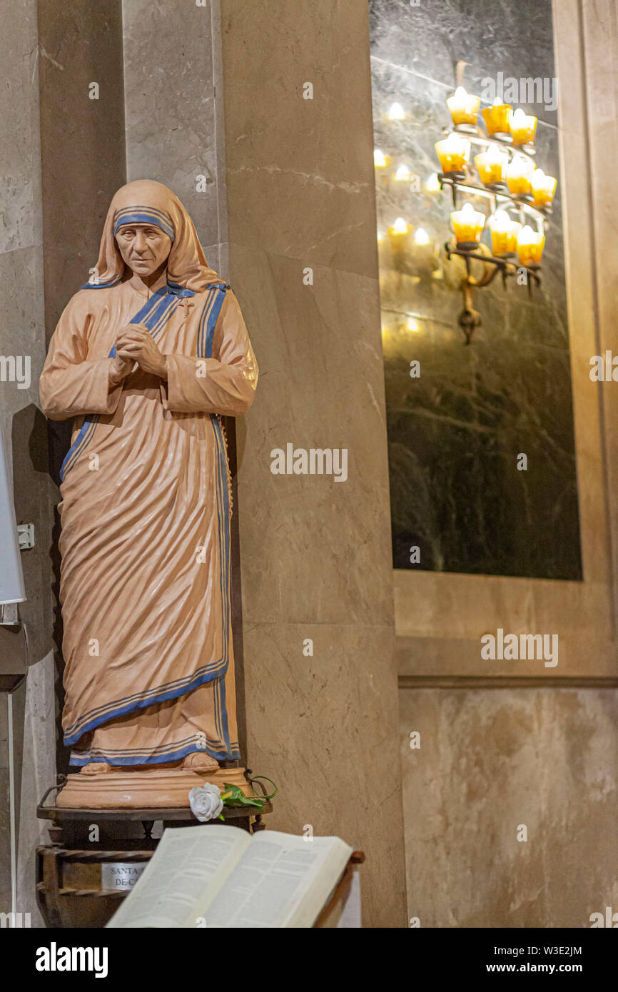 Chiesa Madre Teresa Di Calcutta Barcellona, Spagna. Interno della chiesa di Santa Anna. Immagine