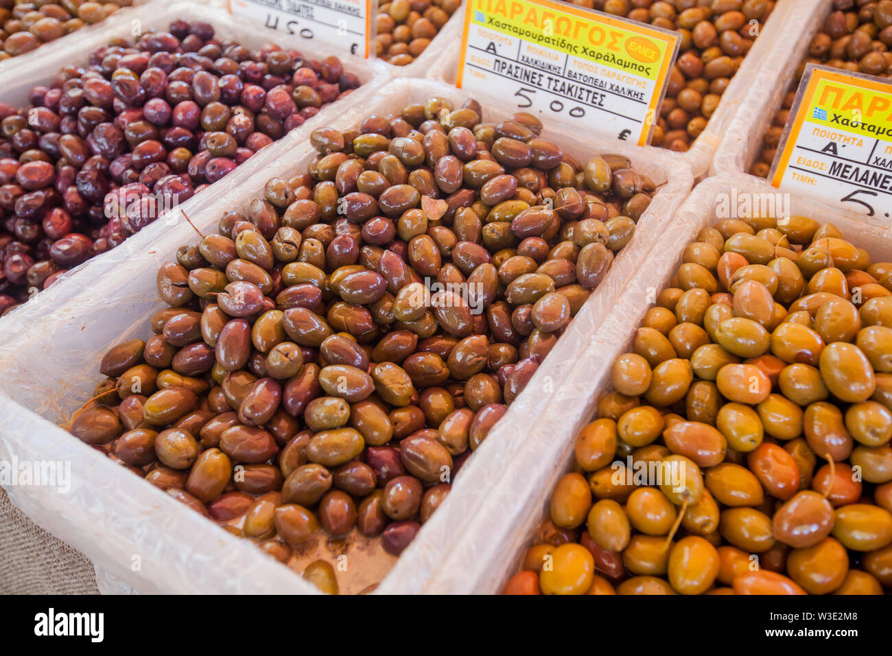 Selezione del locale greca olive fresche sul mercato prodotti alimentari pronti per la vendita in stallo. Foto Stock