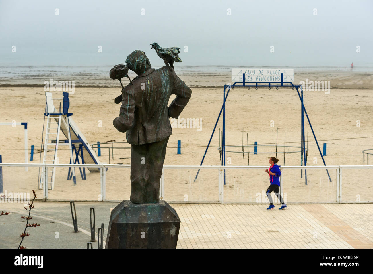 In onore del British Film Festival una statua di Alfred Hitchcock e il suo film Gli Uccelli è eretto sulla spiaggia del Écluse in Dinard, Francia Foto Stock