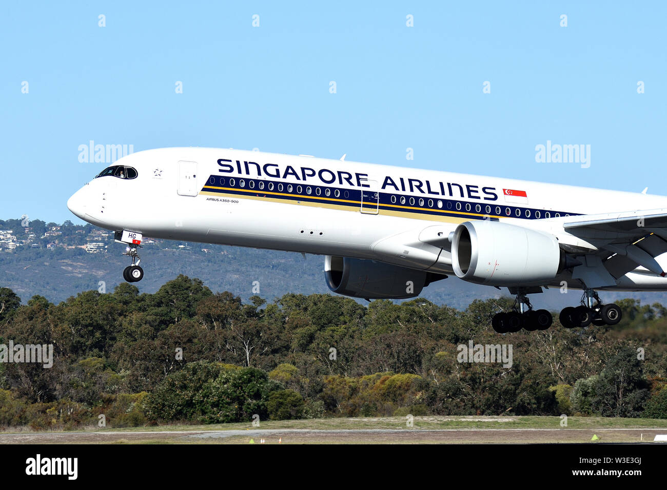 Airbus A350-900 9V-SHG di Singapore Airlines sulla rotta di avvicinamento all'Aeroporto di Perth, Western Australia Foto Stock