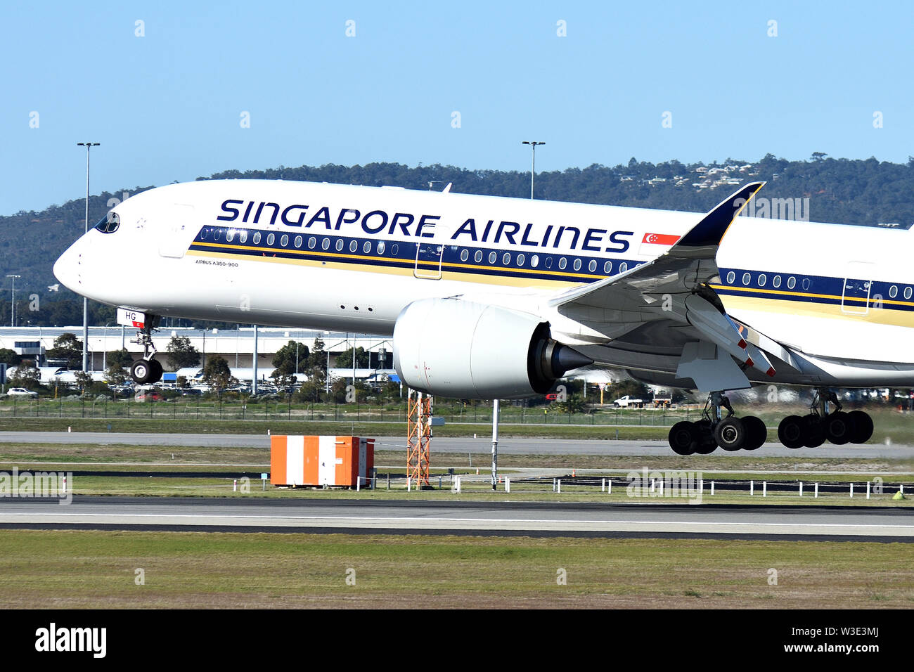 Airbus A350-900 9V-SHG di Singapore Airlines sulla rotta di avvicinamento all'Aeroporto di Perth, Western Australia Foto Stock