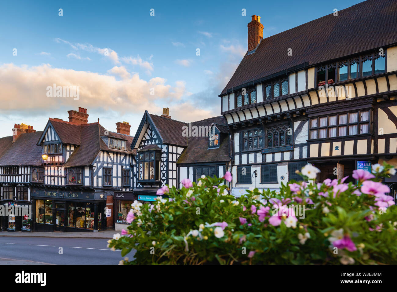 La storica casa a graticcio di Henry Tudor su Wyle Cop dietro una colorata esposizione floreale a Shrewsbury, Shropshire, Regno Unito Foto Stock